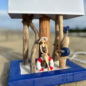 Lampe artisanale en bois flotté avec figurine baigneuse (Pièce unique)
