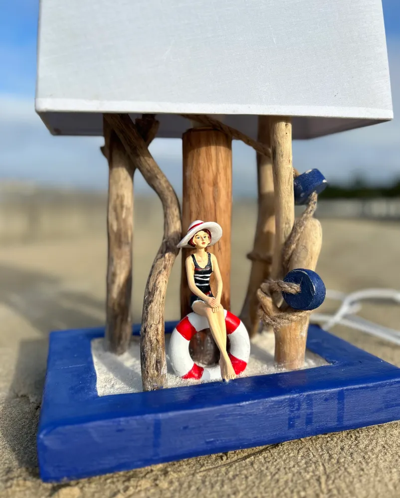 Lampe artisanale en bois flotté avec figurine baigneuse (Pièce unique)
