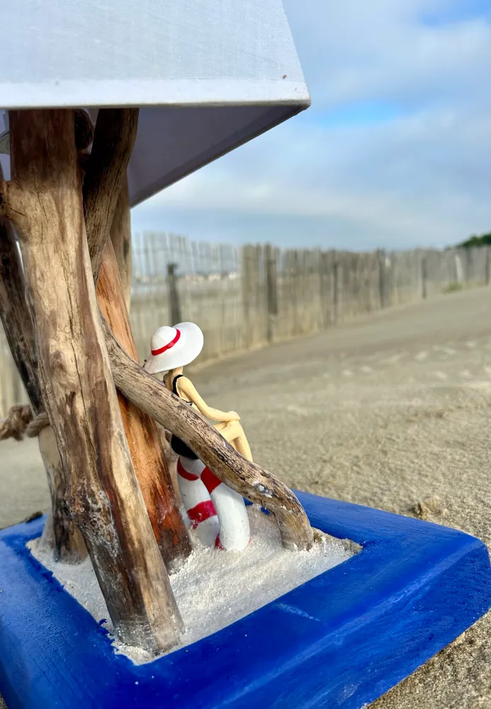 Lampe artisanale en bois flotté avec figurine baigneuse (Pièce unique)