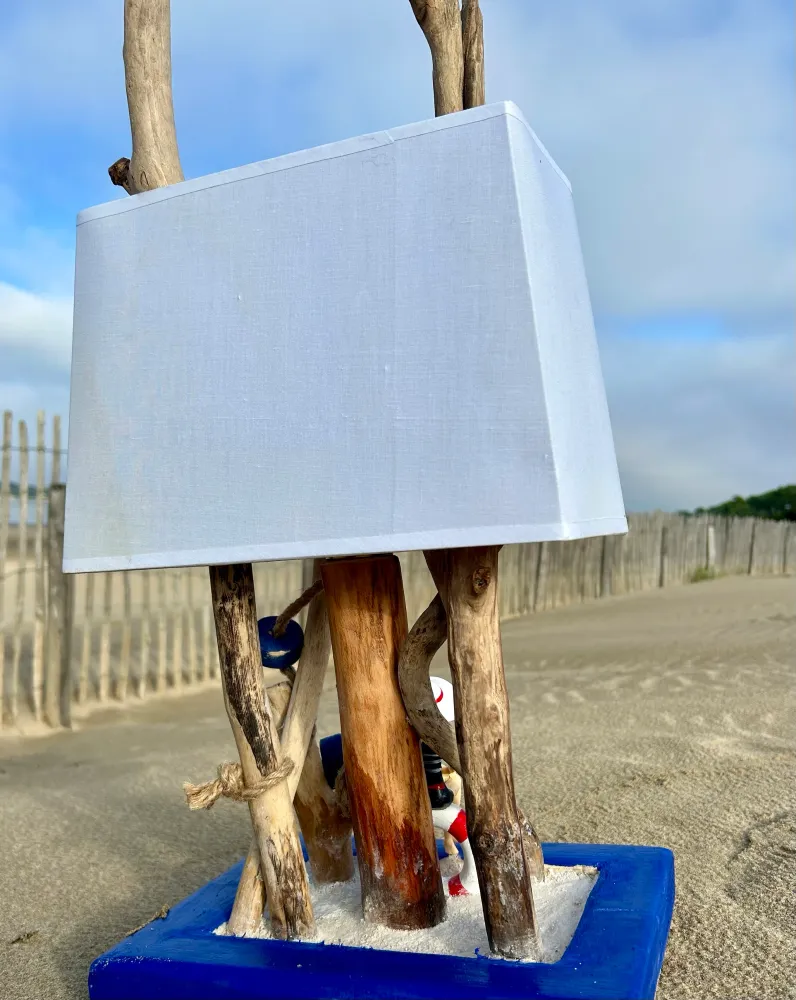 Lampe artisanale en bois flotté avec figurine baigneuse (Pièce unique)
