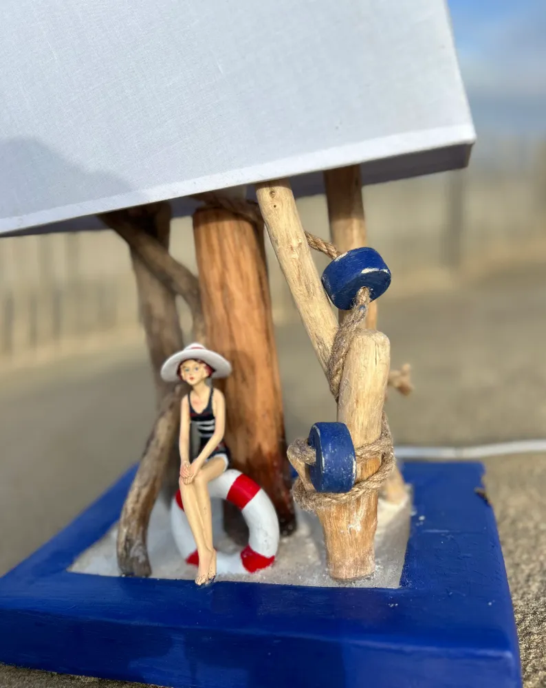 Lampe artisanale en bois flotté avec figurine baigneuse (Pièce unique)