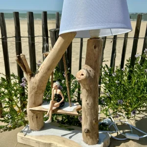 Lampe artisanale en bois flotté avec figurine baigneuse (Pièce unique)