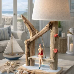 🌊 Lampe artisanale en bois flotté – Baigneuse rétro rouge sur balançoire (Pièce unique)