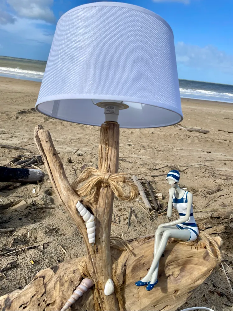 Lampe en bois flotté Baigneuse (Pièce unique)