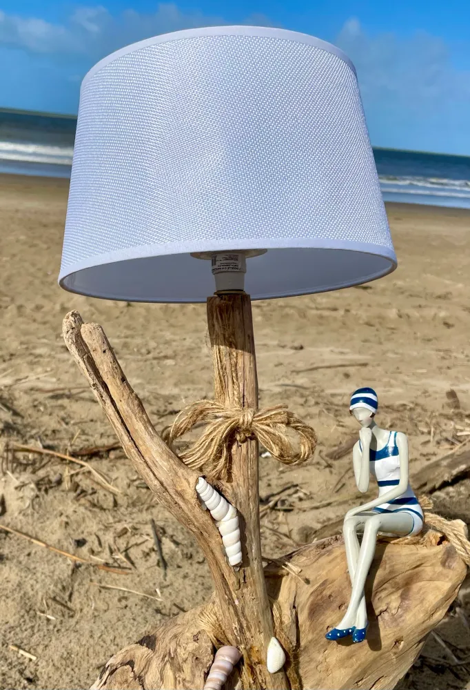 Lampe en bois flotté Baigneuse (Pièce unique)