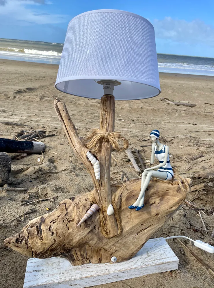 Lampe en bois flotté Baigneuse (Pièce unique)