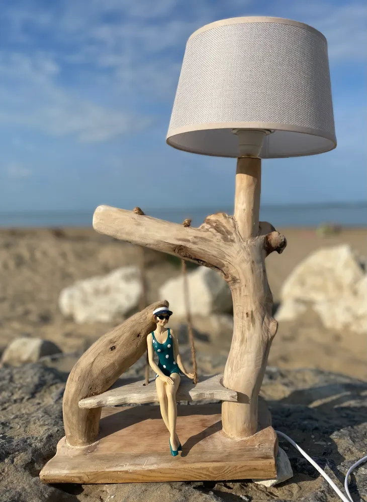 Lampe en bois flotté Baigneuse (Pièce unique)