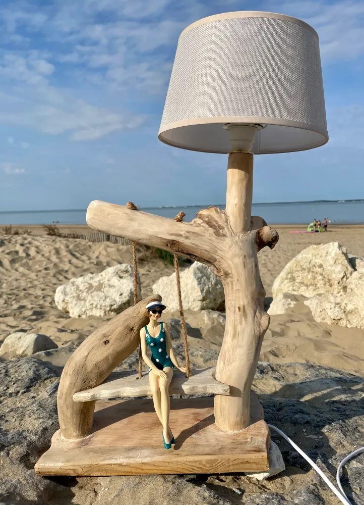 Lampe en bois flotté Baigneuse (Pièce unique)