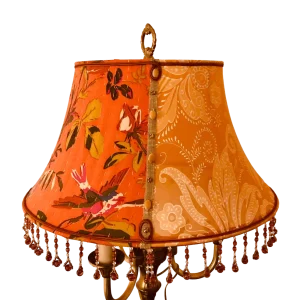 Lampe bouillotte à système lyre avec pagode ronde cousue main dans les tons orangés