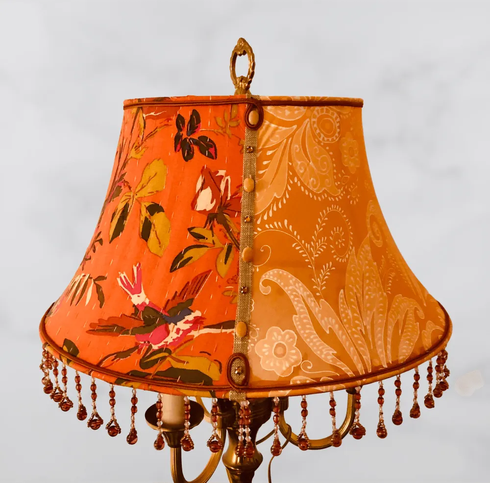 Lampe bouillotte à système lyre avec pagode ronde cousue main dans les tons orangés
