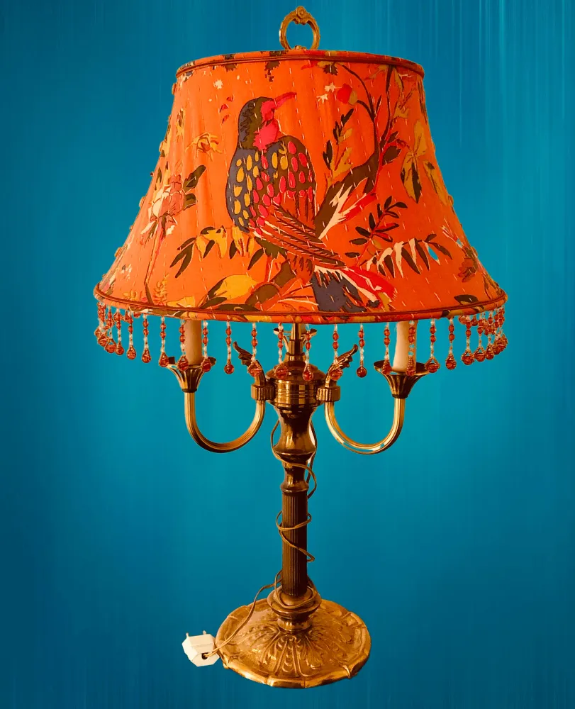 Lampe bouillotte à système lyre avec pagode ronde cousue main dans les tons orangés