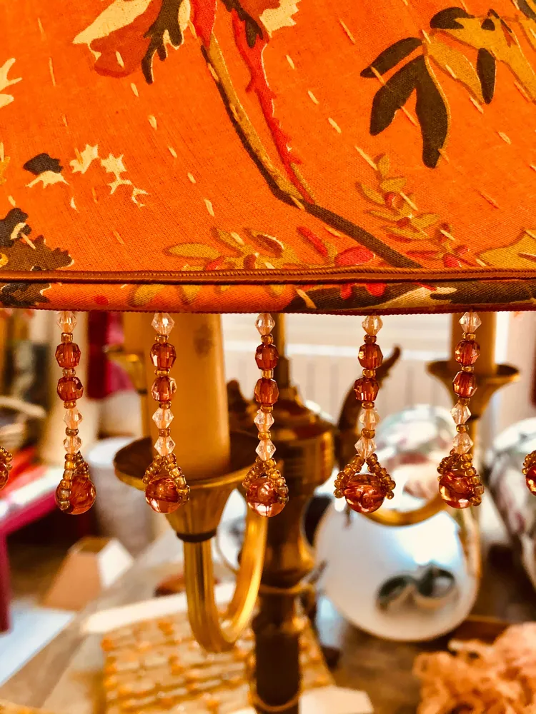 Lampe bouillotte à système lyre avec pagode ronde cousue main dans les tons orangés