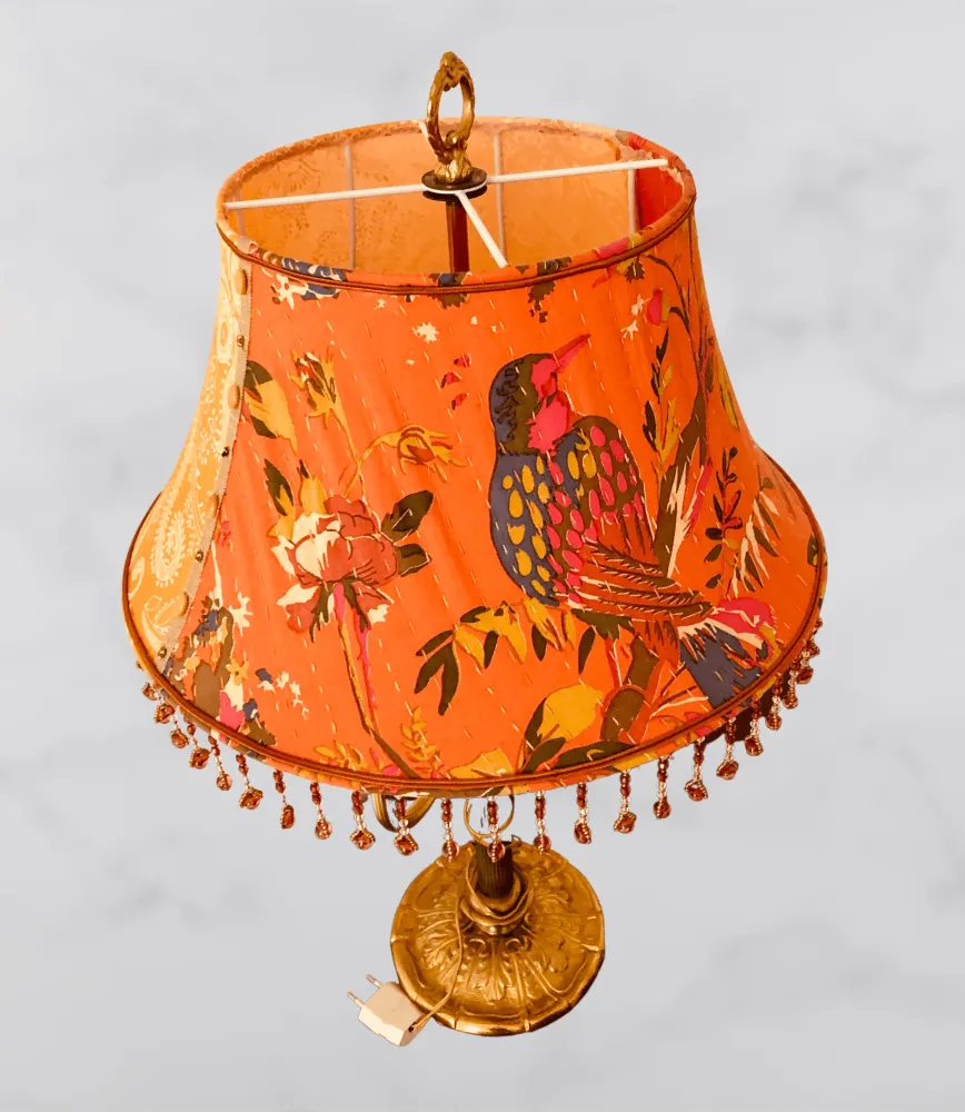 Lampe bouillotte à système lyre avec pagode ronde cousue main dans les tons orangés