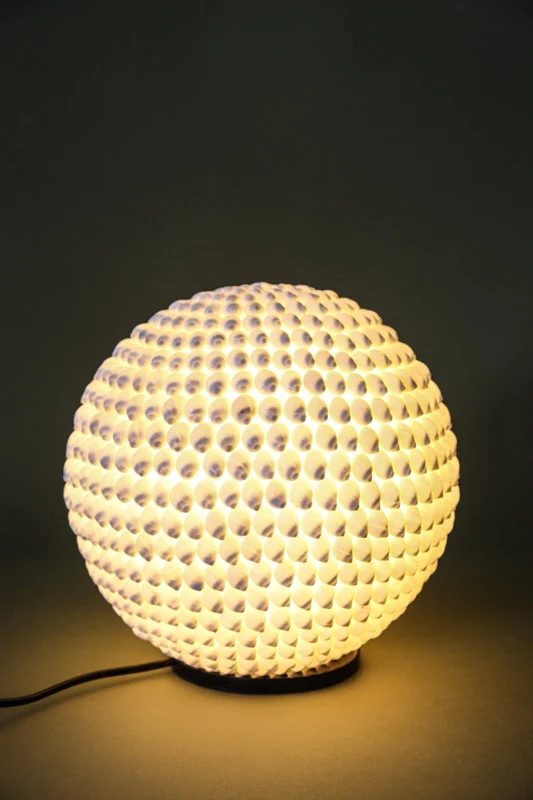 Lampe boule coquillage blanche 25 cm