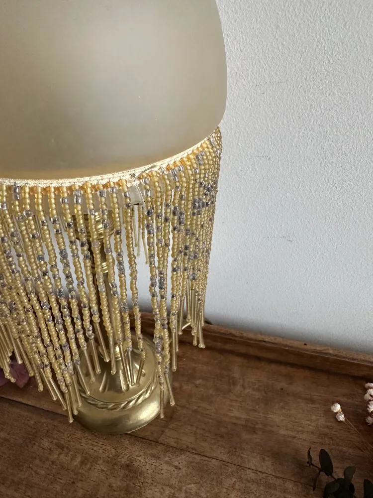 Lampe de chevet style Charleston globe orangé à perles années 70