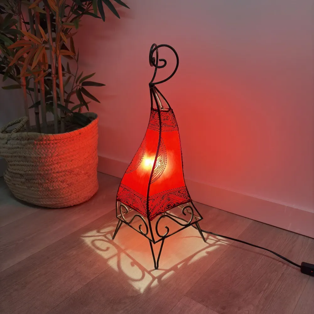 Lampe en cuir rouge pyramidal marocain 50 cm