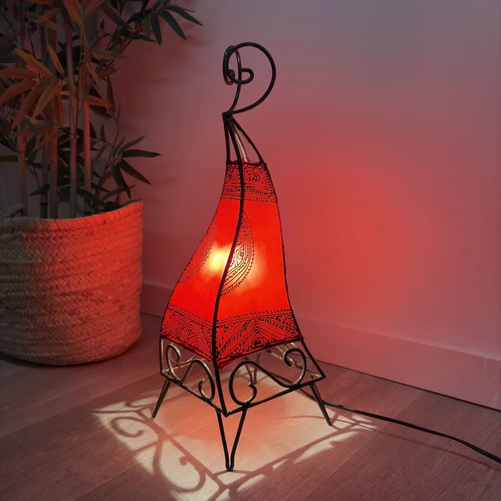 Lampe en cuir rouge pyramidal marocain 50 cm