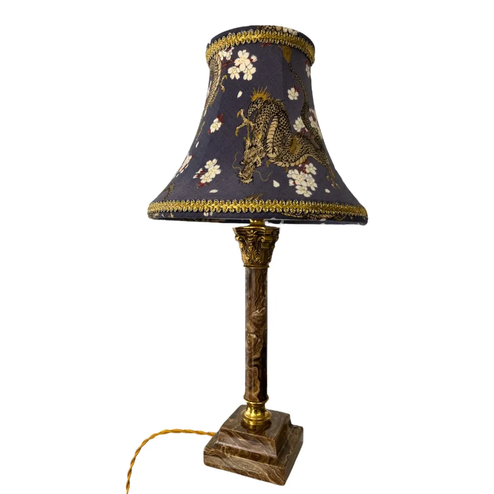 Lampe en onyx avec un abat-jour pagode en tissu japonais avec dragons, couleur bleu-marron