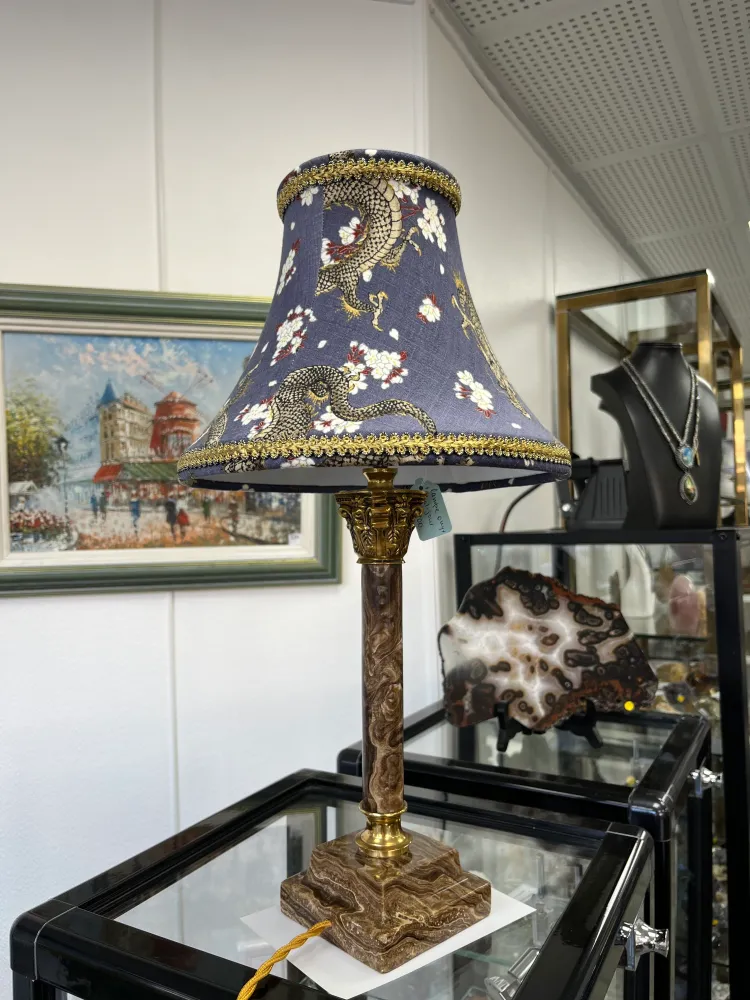 Lampe en onyx avec un abat-jour pagode en tissu japonais avec dragons, couleur bleu-marron