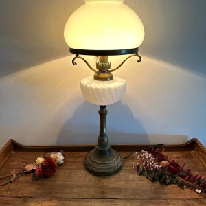 Lampe à pétrole électrifiée en opaline blanche taille XL