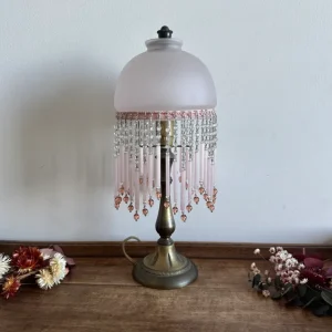 Lampe style charleston pampilles rose pâle pied en laiton