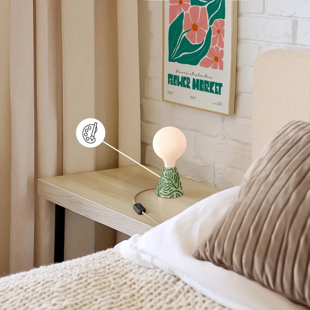 Lampe de table avec base en aulne, ampoule à effet porcelaine, câble RN06 et fiche EU