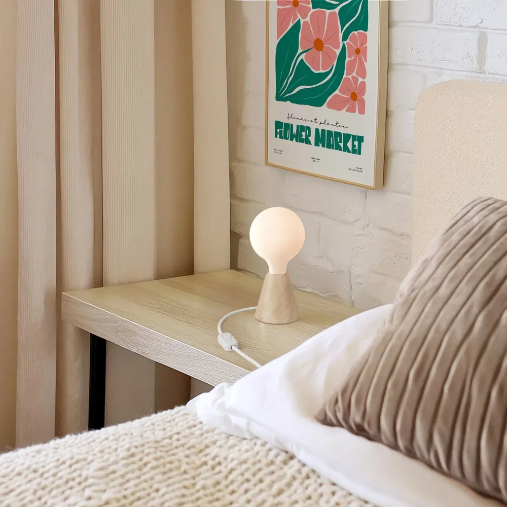 Lampe de table avec base en aulne, ampoule à effet porcelaine, câble RM01 et fiche EU