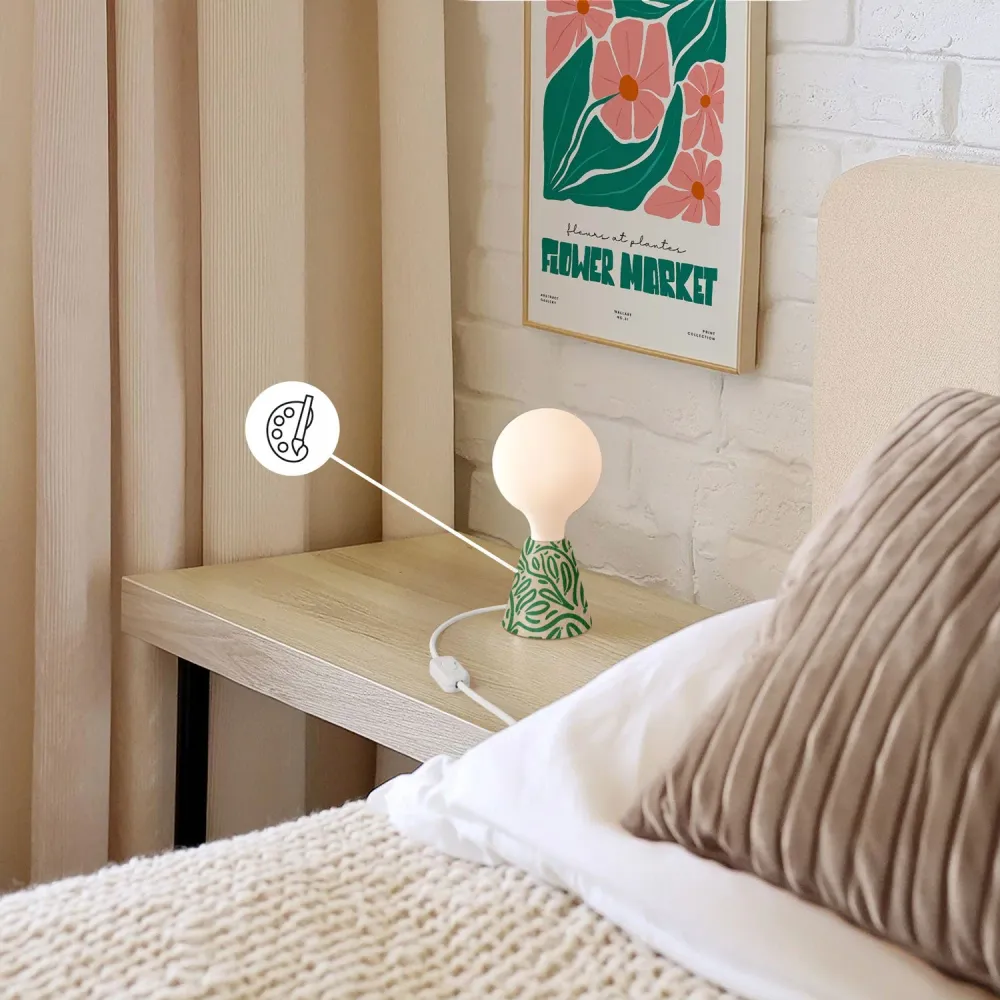 Lampe de table avec base en aulne, ampoule à effet porcelaine, câble RM01 et fiche EU