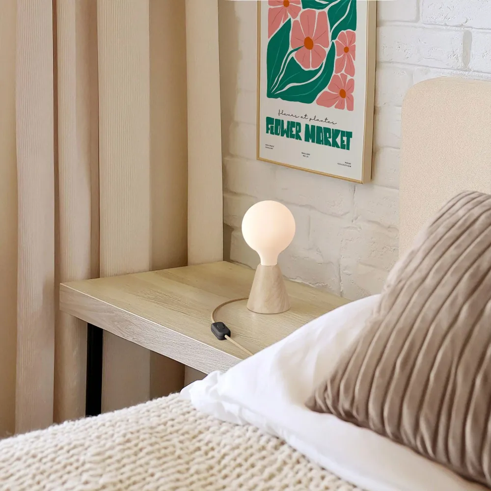 Lampe de table avec base en aulne, ampoule effet porcelaine, câble RN06 et fiche UK