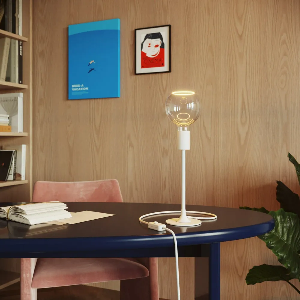 Lampe de table MAG-Y avec base ronde en métal et ampoule Ghost G05 transparente - Blanc mat