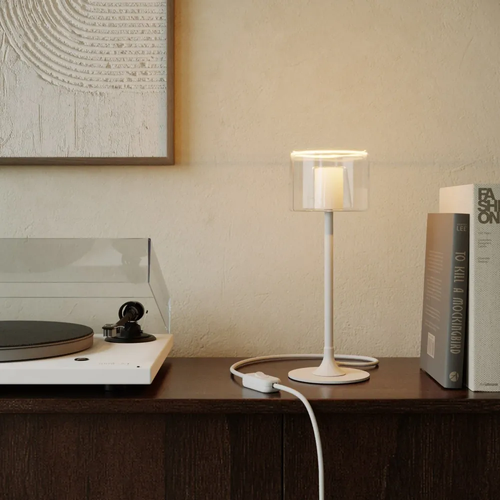 Lampe de table MAG-Y avec base ronde en métal et ampoule Ghost G03 transparente - Blanc mat