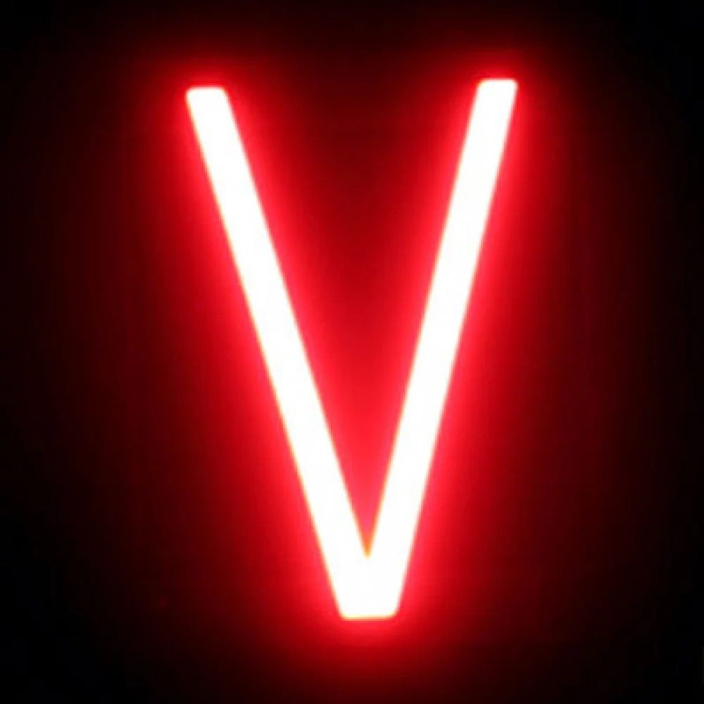 Lettre LED Neon V largeur 108Mm Hauteur 161Mm Contexte 38Mm