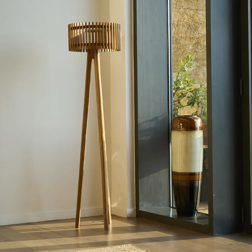 Lampadaire solaire extérieur trépied EDEN TALL SOLAR en bois teck avec module LED blanc chaud et télécommande H158cm Lumisky