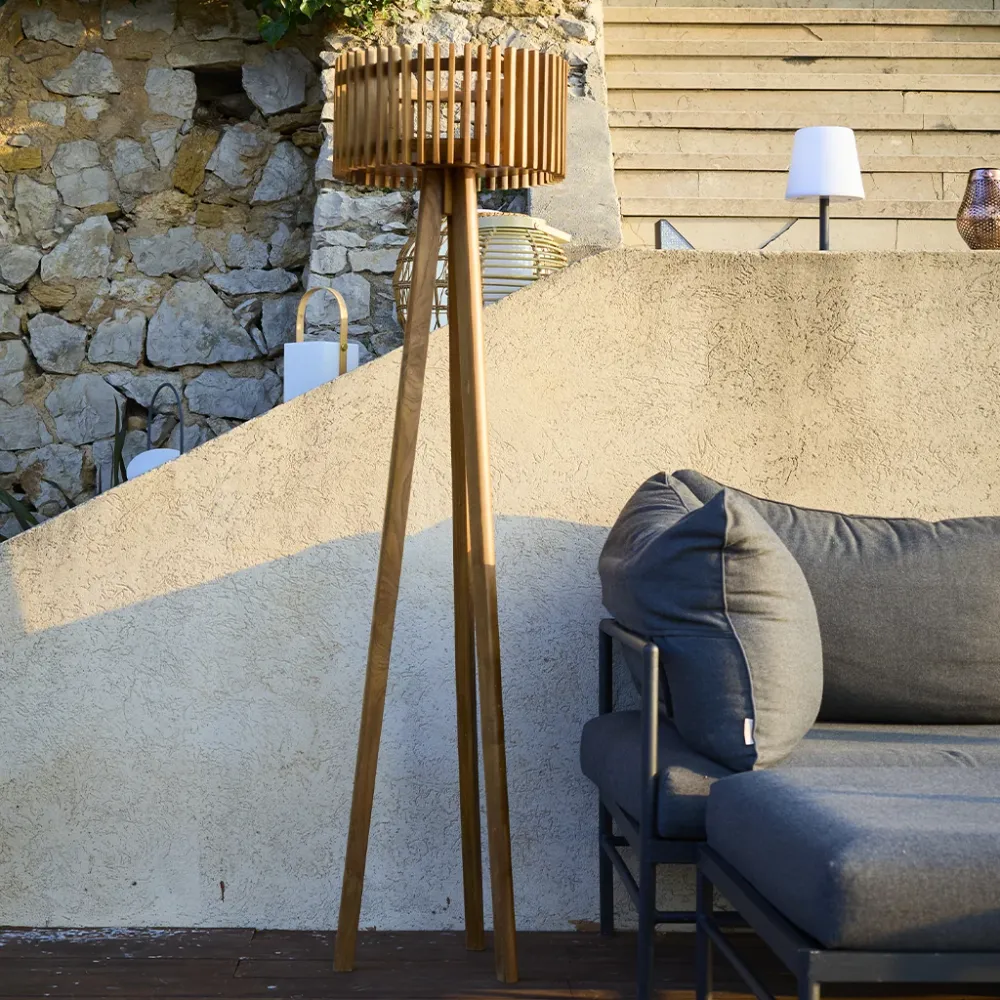 Lampadaire solaire extérieur trépied EDEN TALL SOLAR en bois teck avec module LED blanc chaud et télécommande H158cm Lumisky