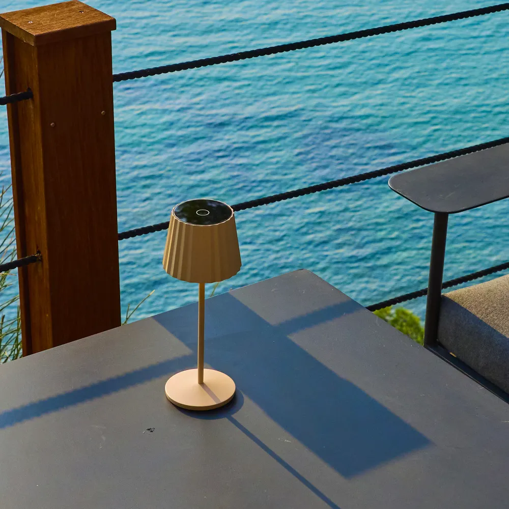 Lampe de table touch sans fil en aluminium beige LED ABBY CREAM blanc dimmable H29cm Lumisky