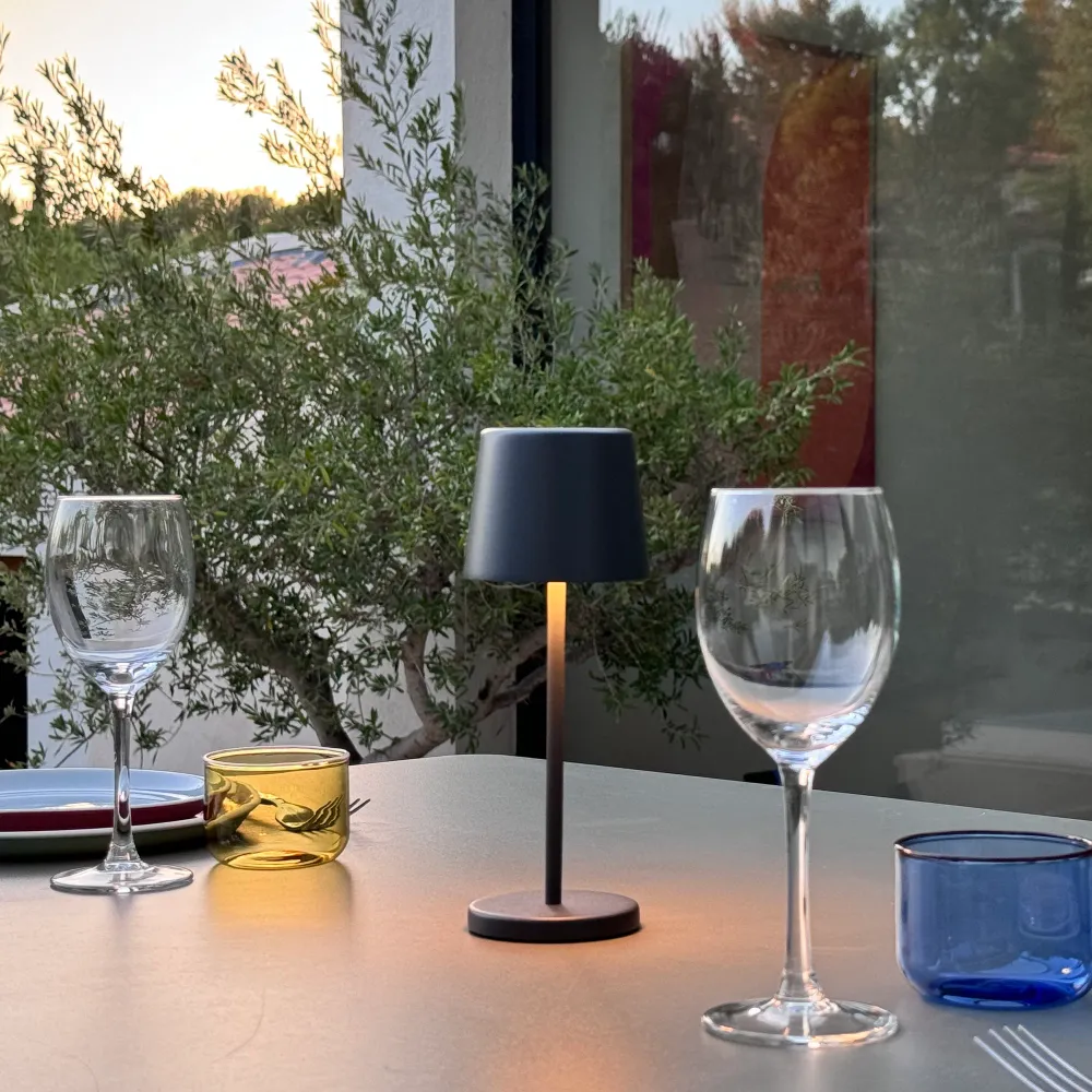 Lot de 6 mini lampes de table touch sans fil en aluminium LED KELLY MINI ROCK blanc dimmable H22cm avec plateau de chargem...