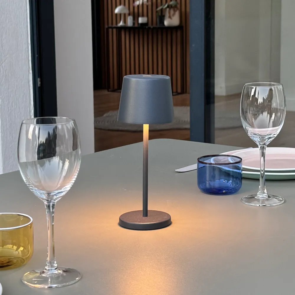 Lot de 6 mini lampes de table touch sans fil en aluminium LED KELLY MINI ROCK blanc dimmable H22cm avec plateau de chargem...