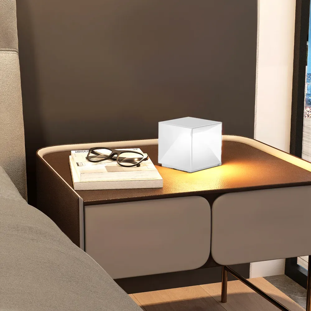 Mini lampe de table cubique en aluminium blanc LED blanc chaud dimmable CUBOX MINI WHITE H8cm Lumisky