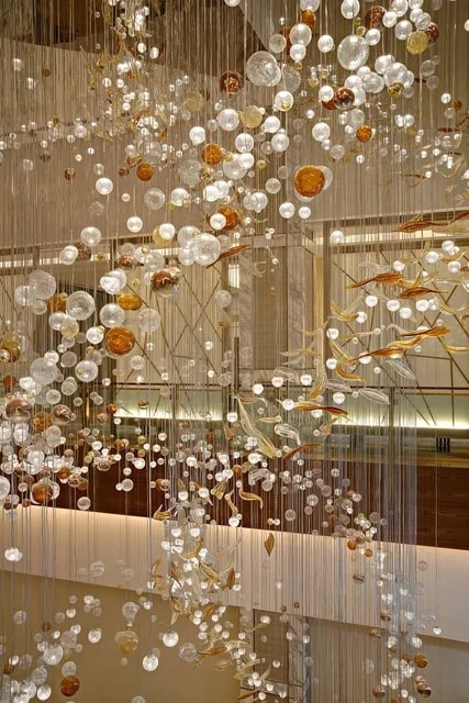 Lustre de luxe pour hauts plafonds d'hôtel. Suspension pour lustre.