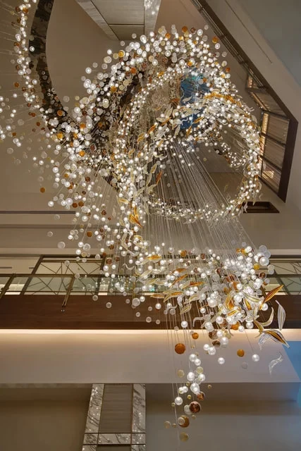 Lustre de luxe pour hauts plafonds d'hôtel. Suspension pour lustre.