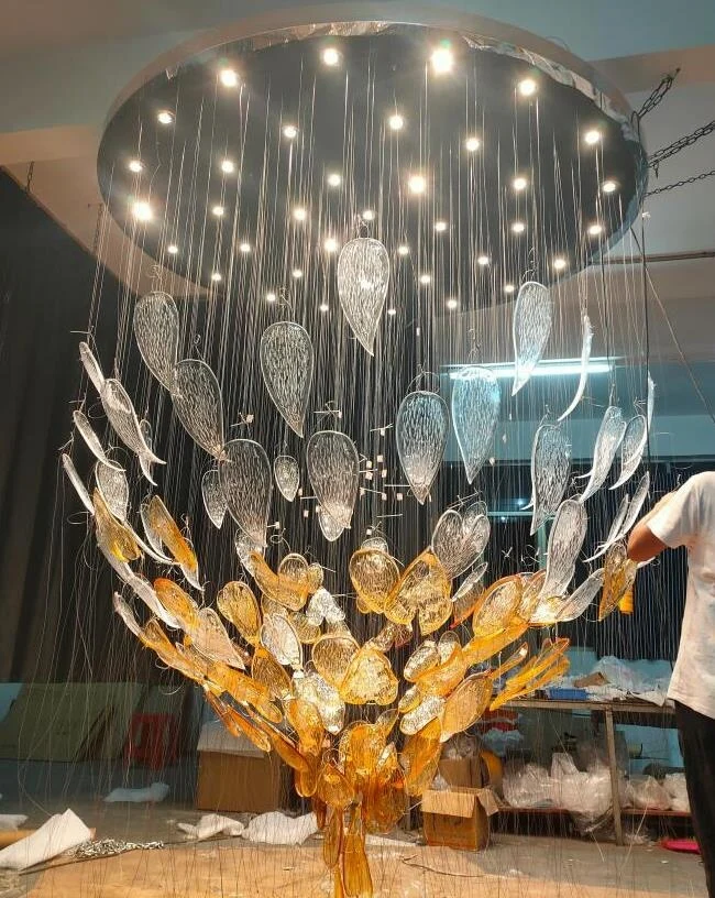 Lustre moderne de luxe à LED avec structure en acier inoxydable et grand cristal, éclairage d'hôtel.