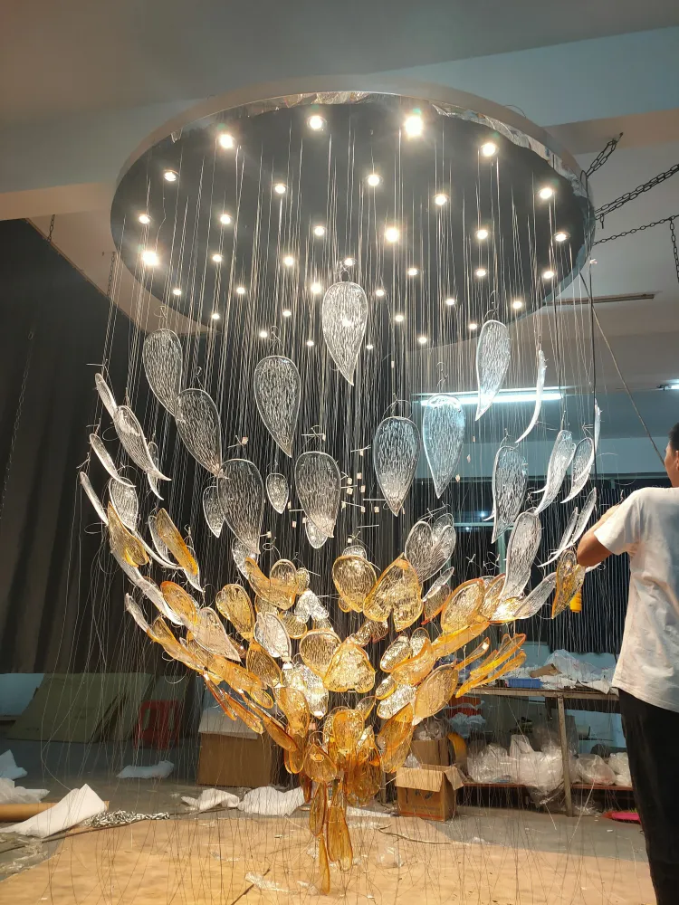 Lustre moderne de luxe à LED avec structure en acier inoxydable et grand cristal, éclairage d'hôtel.