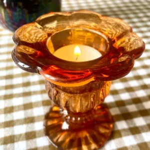 Paire de bougeoirs en verre pressé