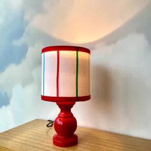 Petite lampe de chevet CHACH Cré pied rouge abat jour rayures couleurs primaires