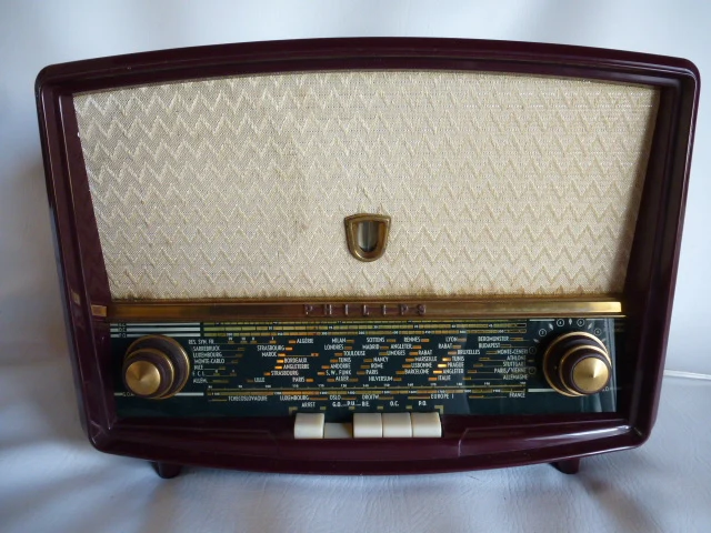 Poste radio à lampes Philips B4F70A » Bluetooth »