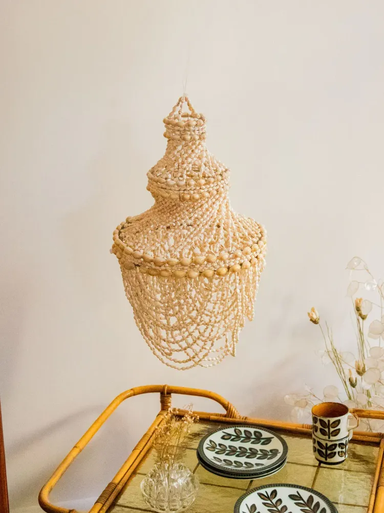 Sonia, la suspension en coquillages N°257 RDC