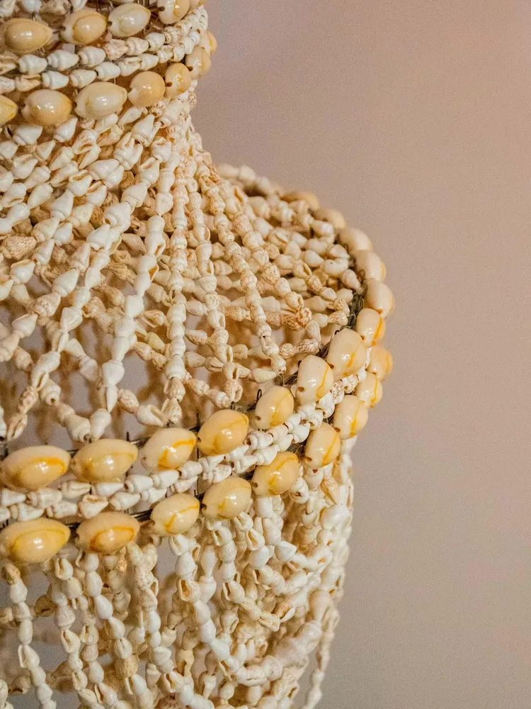 Sonia, la suspension en coquillages N°257 RDC
