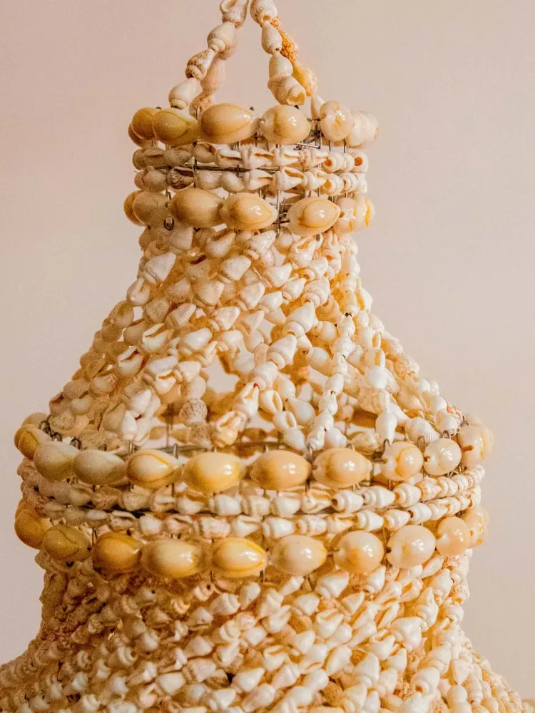 Sonia, la suspension en coquillages N°257 RDC