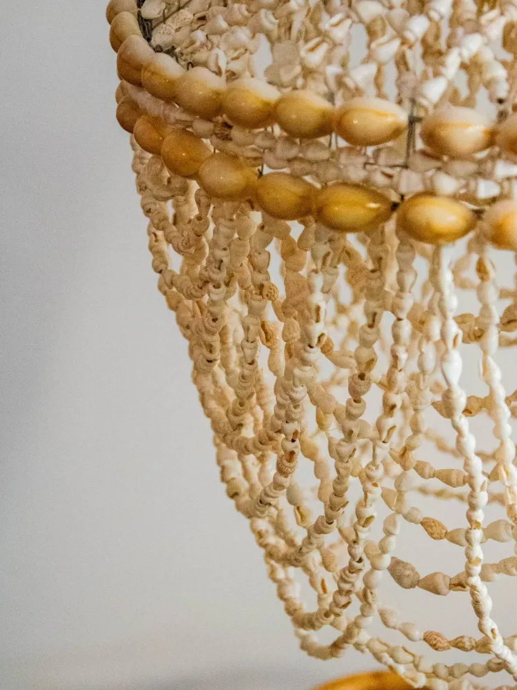 Sonia, la suspension en coquillages N°257 RDC
