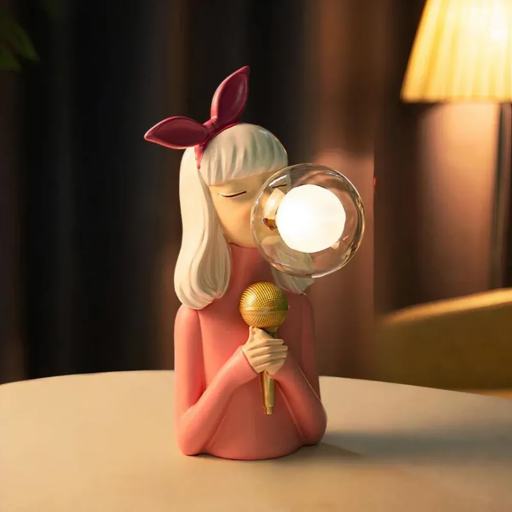 Lampe de table sculpture fille en résine et verre RetrosNJerseys